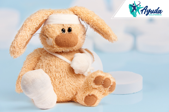 Un peluche de conejo con vendajes en la cabeza, brazo y pierna, simboliza la fragilidad y el sufrimiento infantil tras un accidente. La imagen refleja el estado crítico de un niño de 6 años víctima de un choque causado por un conductor ebrio en Oakland, como informa Ayuda California.